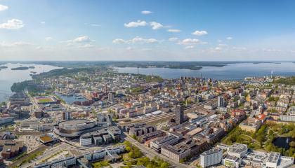 Kaupunkinäkymää ilmasta dronella kuvattuna.