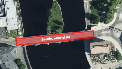 Ilmakuvassa punaisella silta kosken päällä. työalue.