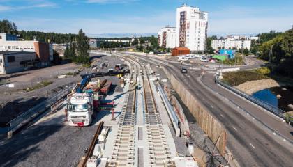 Ratikkakiskotyömaa Härmälänojan sillalla.