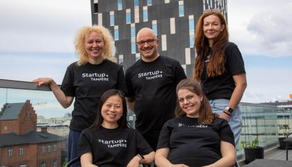 Elina Wallin (vas.), Ville Brusi, Mia Häkkinen, Shanshan Du ja Tredun Abigeil Varuhin poseeraavat ryhmässä Startup.Tampereen kattoterassilla.