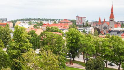 Ilmakuva Tampereen keskustasta, jossa näkyy kesäinen puisto ja Tuomiokirkko