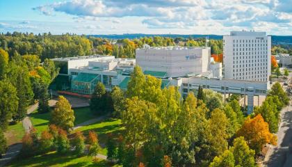 Tampere-talo syksyisessä maisemassa.