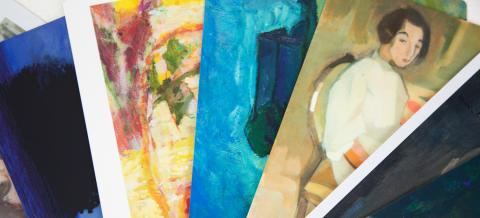 Värikkäitä taidekortteja viuhkamaisessa muodostelmassa