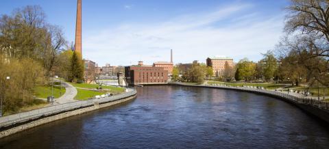 Tammerkoski Hämeensillalta kuvattuna, taustalla voimalaitos.