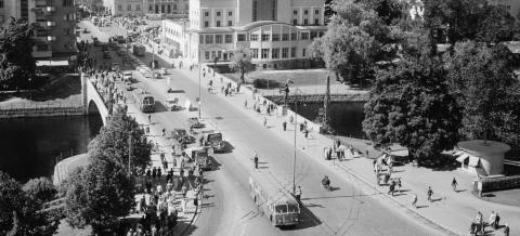 Mustavalkoinen kuva Hämeensillasta ja Hämeenkadusta kohti Keskustoria.