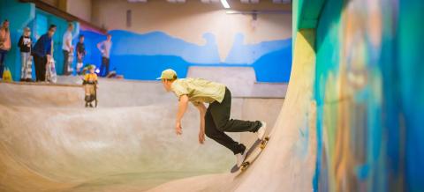 Skater doing a trick in Hiedanranta skating ramp