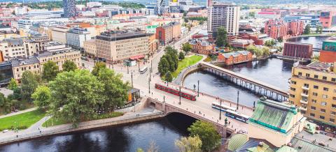 Ratikka ajaa Hämeensillalla Tampereen keskustassa.