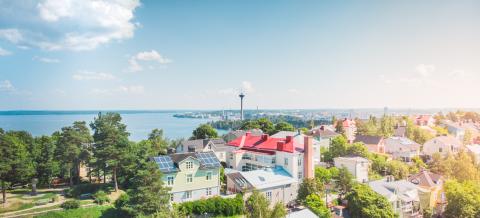 Pyynikin tornista otettu kuva Pispalasta. Taaempana näkyy Näsinneula.