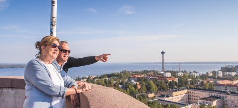 Pariskunta katselee maisemia korkealta Pyynikin näkötornista.