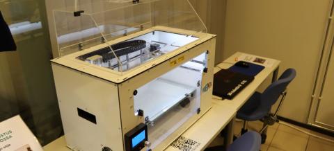 Tekomon suurempi 3D-tulostin. 