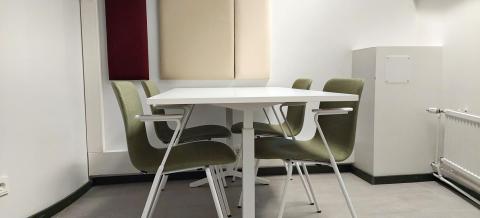 Projektihuone Karpalon työskentelypöytä ja työtuolit. 