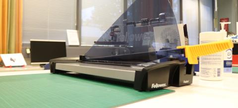 Paperileikkuri Tekomon pöytätasolla.