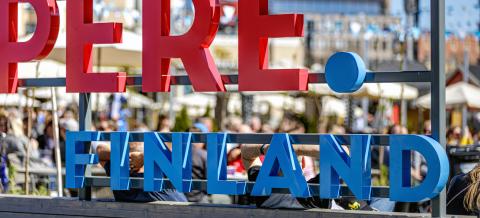 Keskustori kuvattuna punasinisen Tampere.Finland-kyltin läpi.