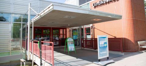 Tampereen uintikeskuksen sisäänkäynti.