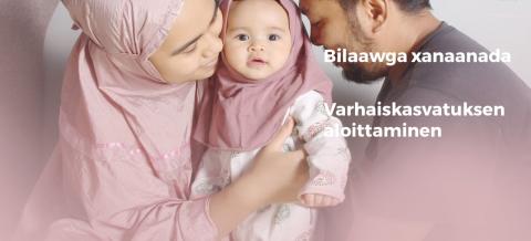 Kaksi huoltajaa, joiden sylissä on lapsi