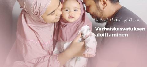 Kaksi huoltajaa, joiden sylissä on lapsi