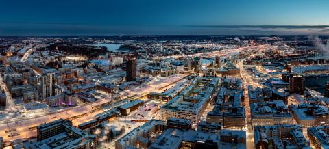 Ilmakuva Tampereen rautatieaseman seudusta hämärän aikaan.