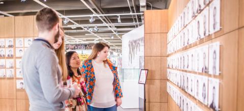 Neljä nuorta katsoo näyttelyä Jääkiekkomuseossa Vapriikissa.