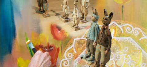 Maalattuja jäniksiä. Taustalla tulppaani. Etualalla pensseliä pitelevä käsi. Taideteos.