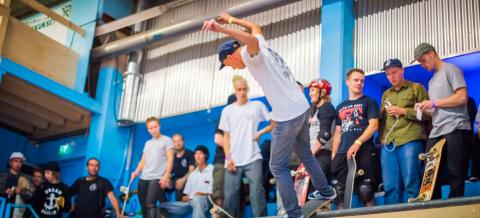 Nuori laskemassa skeittiramppia Hiedanrannassa, joukko muita odottaa vuoroaan.