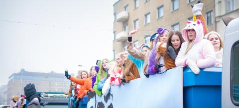 Abiturientteja naamiaisasuissa rekan lavalla. Lakanassa lukee Nysse on abi.