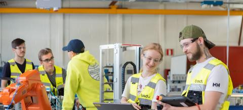 Opiskelijoita keltaisissa Tredun liiveissä.