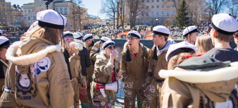 Ruskeahaalarisia teekkareita Koskipuistossa vappuna.