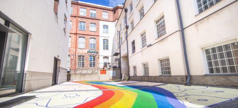 Katuun maalattu sateenkaari Finlaysonilla.