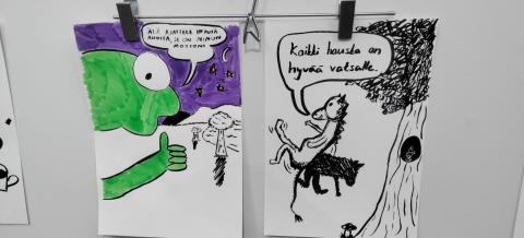 Nuorten kaksi tusseilla taiteiltua teosta. Teos 1: Vihreä otus sanoo puhekuplassa &quot;Älä ajattele ikäviä asioita, se on minun mottoni&quot;. Teos 2: Mustavalkoinen hevosen näköinen hahmo hyppää puusta ja sanoo puhekuplassa &quot;Kaikki hauska on hyvää vatsalle.&quot;