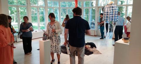 Ihmisiä näyttelyavajaisissa.