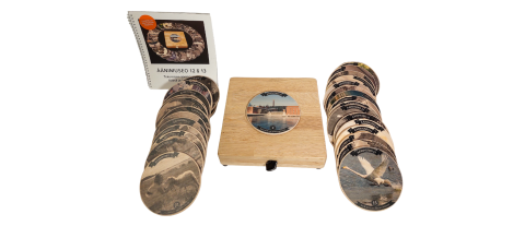 Äänimuseon kuuntelulaite ja levyjä tason päällä. 