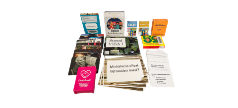 Erilaisia keskustelukorttien paketteja. Osa korteista on nostettu pois pakkauksista. 