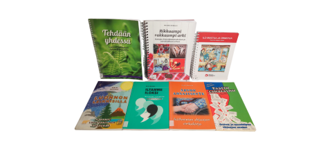 Ohjaajan oppaita tason päällä. 