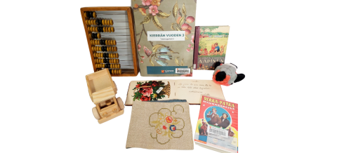 Teemapakettien esineitä tason päällä. 