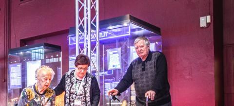 Ikäihmisiä Vapriikissa katsomassa näyttelyä.