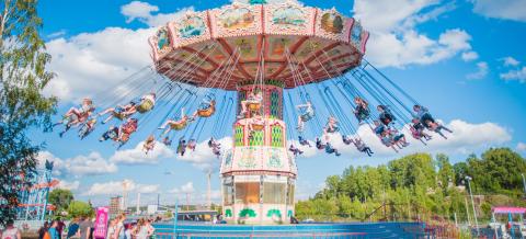 Keinukaruselli Särkänniemen huvipuistossa.