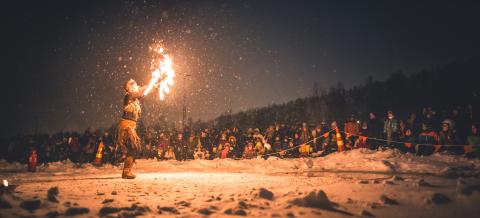 Tulinäytös Tohlopin luisteluradalla.
