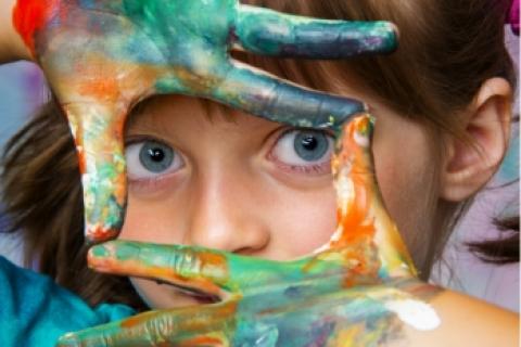 Lapsella sormet sormiväreissä.