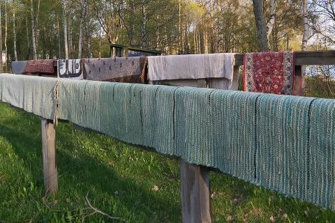 Mattoja kuivamassa kuivauspaikoilla.