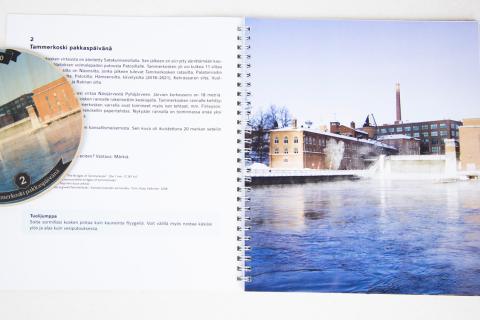 Avoinna olevan vihkon vierellä on vanerinen äänilevy.