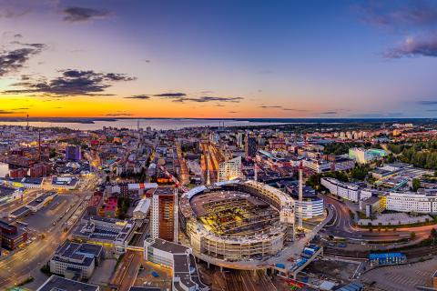 Tampereen kaupunkimaisema alkuillasta. Etualalla areenan työmaa.