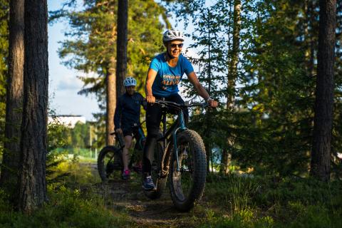  Fatbike riders in Niihama.