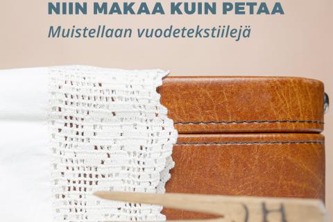 Kirjan kansikuvassa on matkalaukun päällä pitsireunainen lakana ja etualalla puinen pyykkipoika.