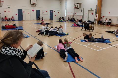 Oppilaita lukemassa salissa