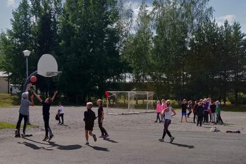 Oppilaita välitunnilla.