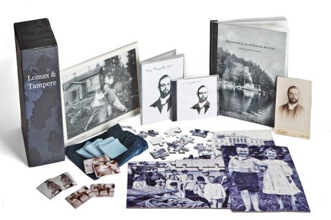 Vanhoista mustavalkoisista valokuvista on tehty palapelejä ja muistipeli, takana myös valokuvasuurennoksia ja kirja.