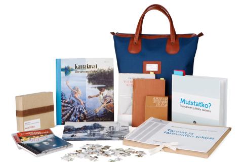 Sinisen jenkkikassin eteen on aseteltu taidekirjoja, palapelejä ja muistipeli.