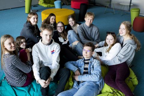 Opiskelijoita istumassa ryhmässä.