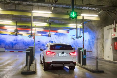 Auto parkkihallin porteilla.