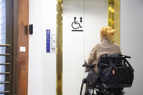 Henkilö pyörätuolissa.